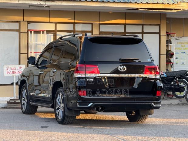 Toyota Land Cruiser 4.6 V8 ZX 2017 Black