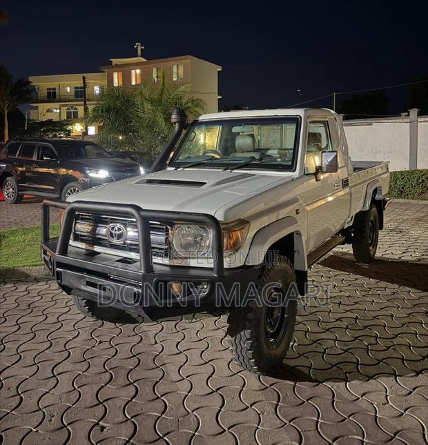 Toyota Land Cruiser 2015 White
