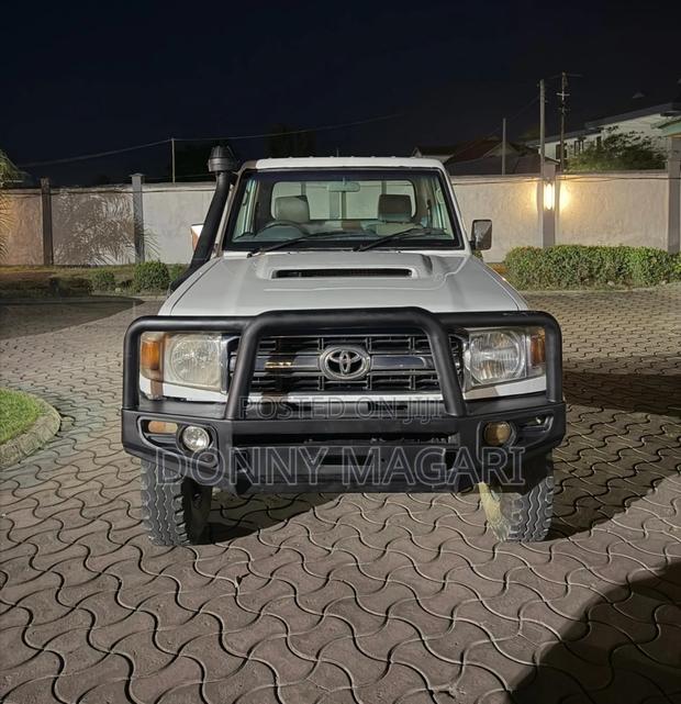 Toyota Land Cruiser 2015 White