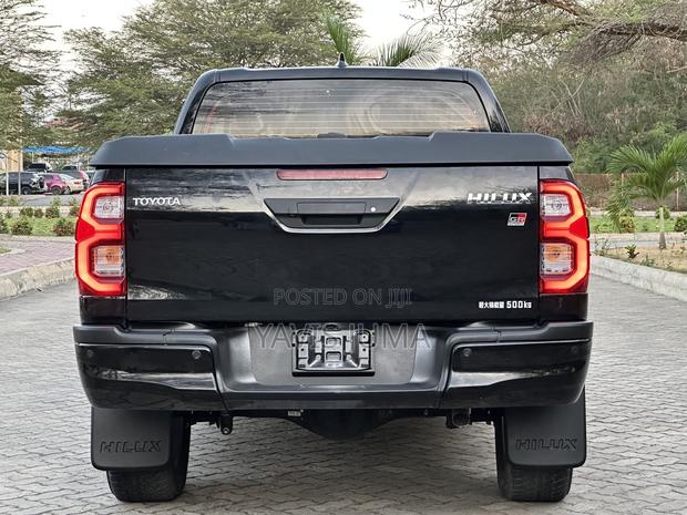Toyota Hilux 2021 Black