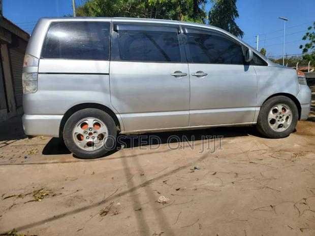 Toyota Noah 2003 Silver
