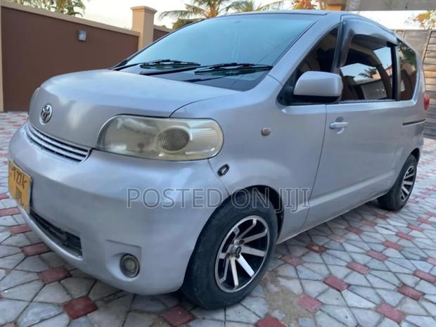 Toyota Porte 2005 Silver