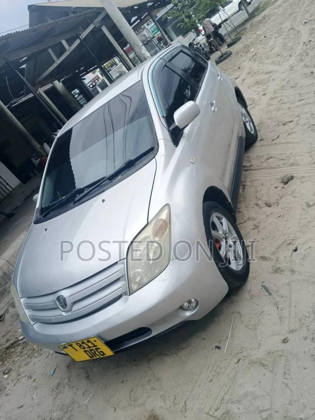Toyota IST 2004 Silver