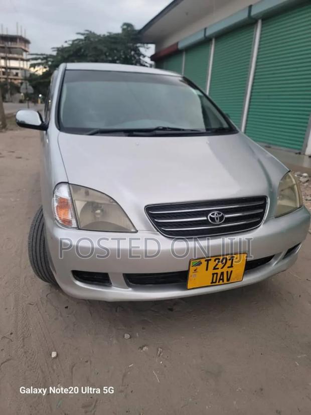 Toyota Nadia 2002 Silver