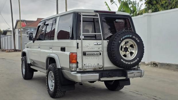 Toyota Land Cruiser 2010 White