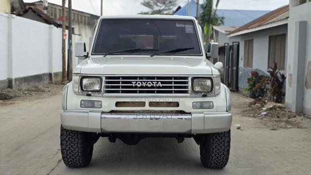 Toyota Land Cruiser 2010 White