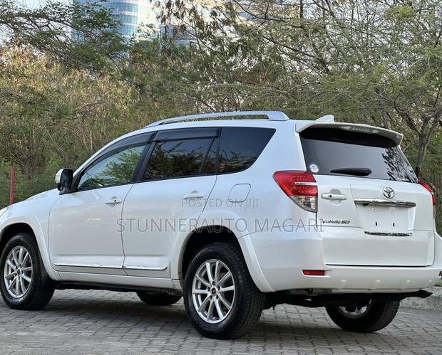 Toyota Vanguard 2010 White