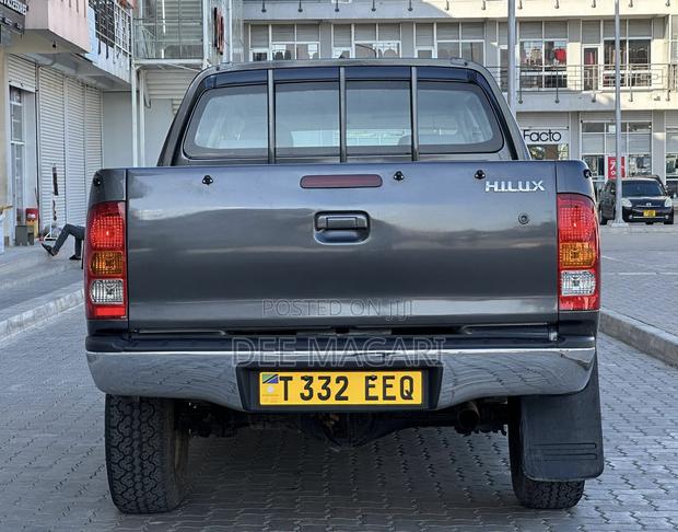 Toyota Hilux 2.0 VVT-i 2011 Gray