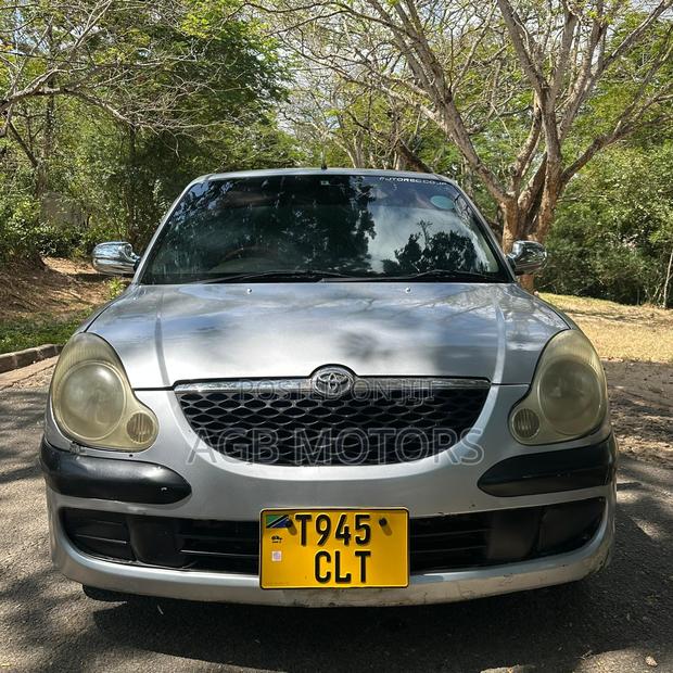 Toyota Duet 2004 Silver