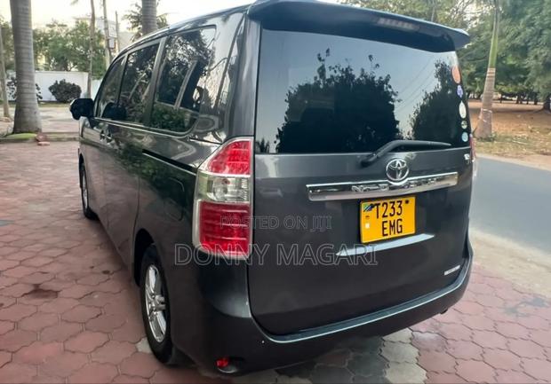 Toyota Noah 2007 Gray