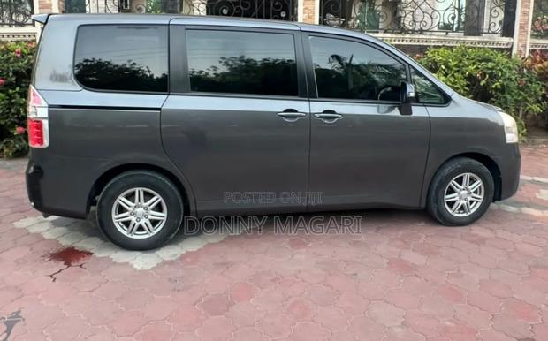 Toyota Noah 2007 Gray