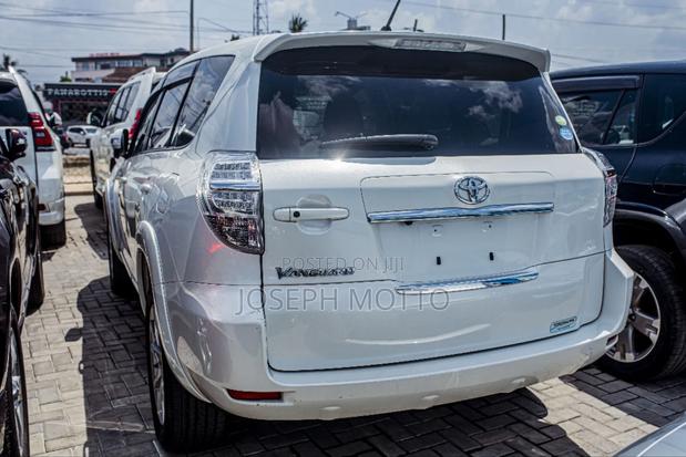Toyota Vanguard 2012 White