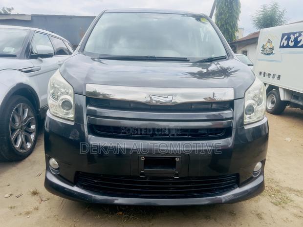 Toyota Noah 2.0 143hp AWD (8 Seater) 2010 Gray
