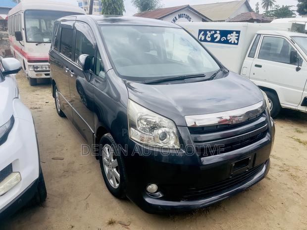 Toyota Noah 2.0 143hp AWD (8 Seater) 2010 Gray
