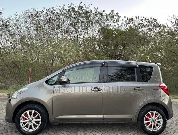 Toyota Ractis 2006 Gray