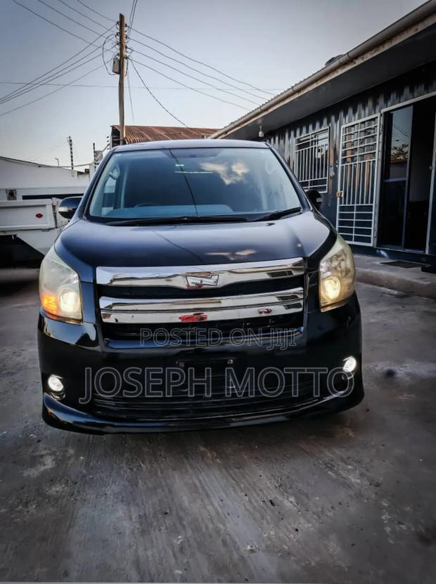 Toyota Noah 2.0 143hp AWD (8 Seater) 2009 Black