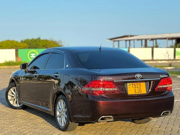 Toyota Crown 2009 Maroon