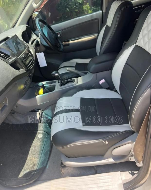 Toyota Hilux 2010 Silver