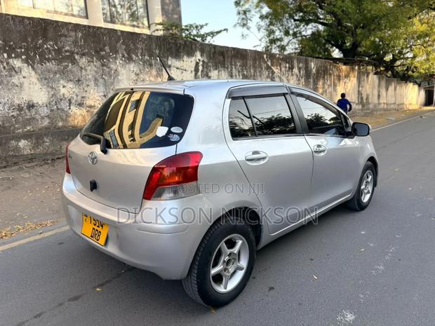 Toyota Vitz 1.0 FWD 5dr 2005 Gray