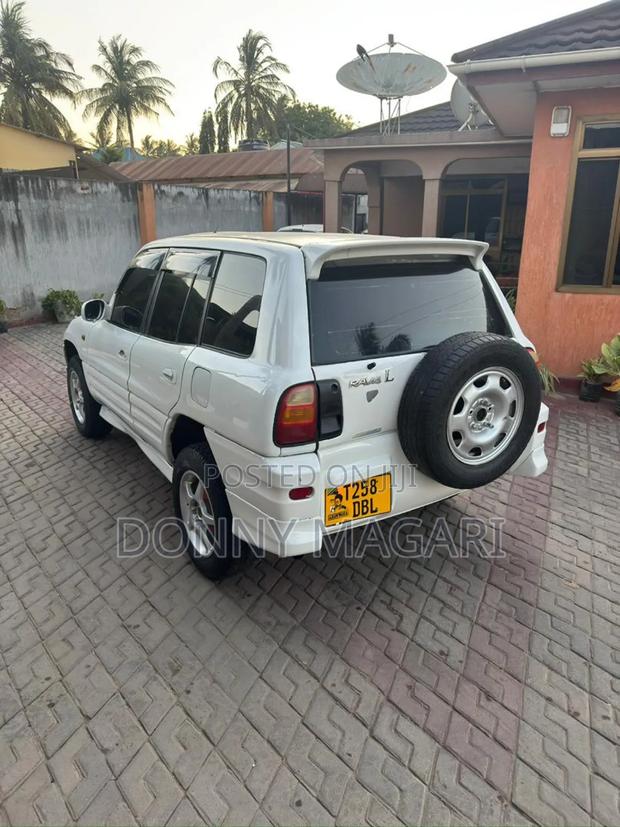 Toyota RAV4 1999 White