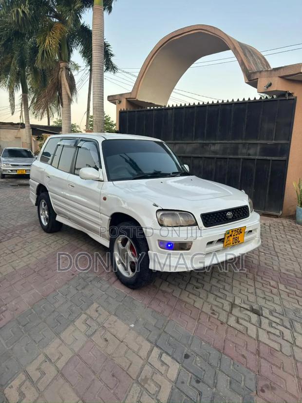 Toyota RAV4 1999 White