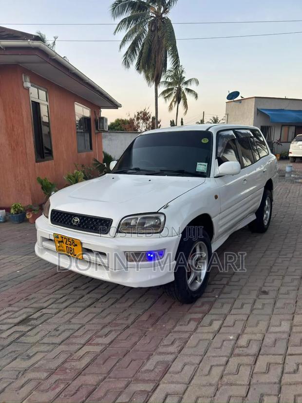 Toyota RAV4 1999 White