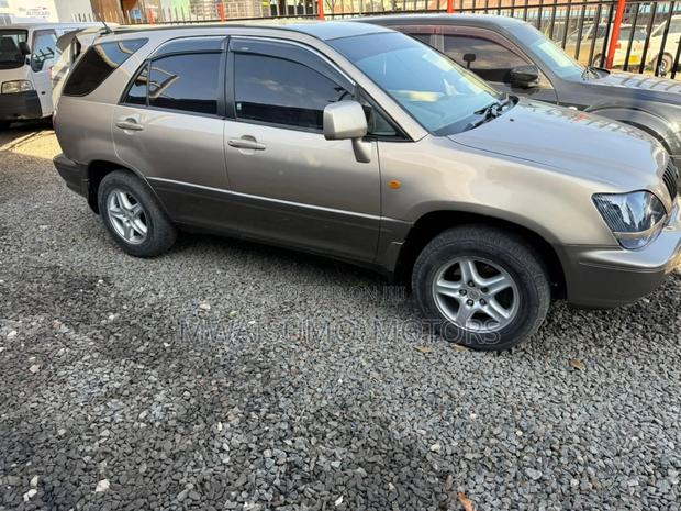 Toyota Harrier 2000 Gold