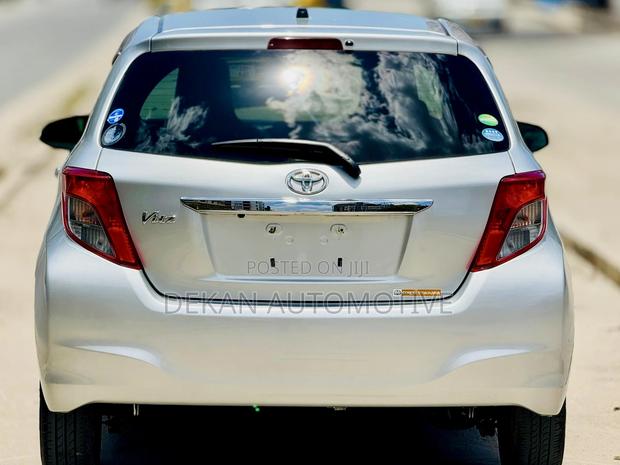 Toyota Vitz 1.3 FWD 5dr 2012 Silver
