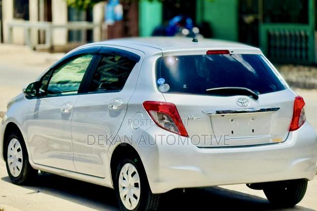Toyota Vitz 1.3 FWD 5dr 2012 Silver
