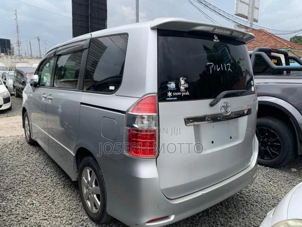 Toyota Noah 2.0 143hp AWD (8 Seater) 2008 Silver