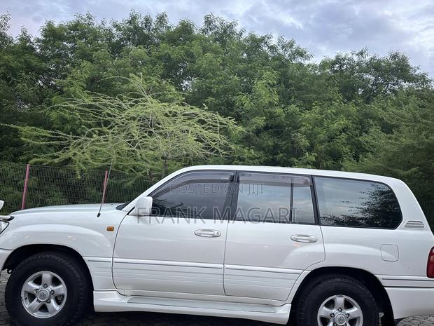Toyota Land Cruiser 2000 White