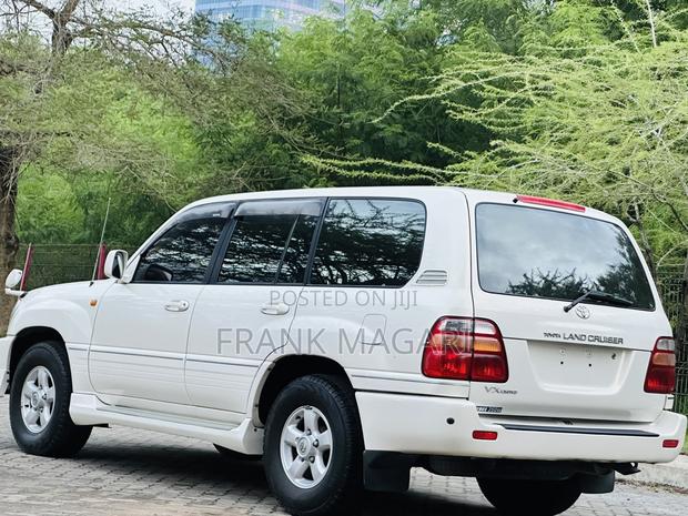 Toyota Land Cruiser 2000 White