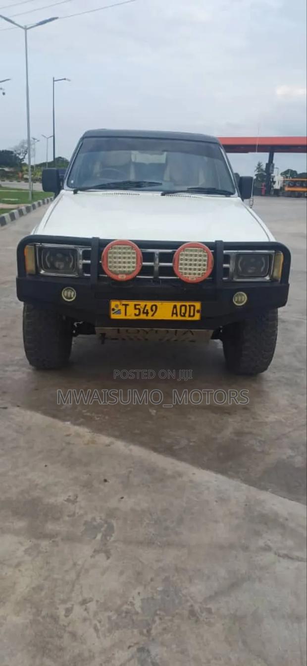 Toyota Hilux 1998 White