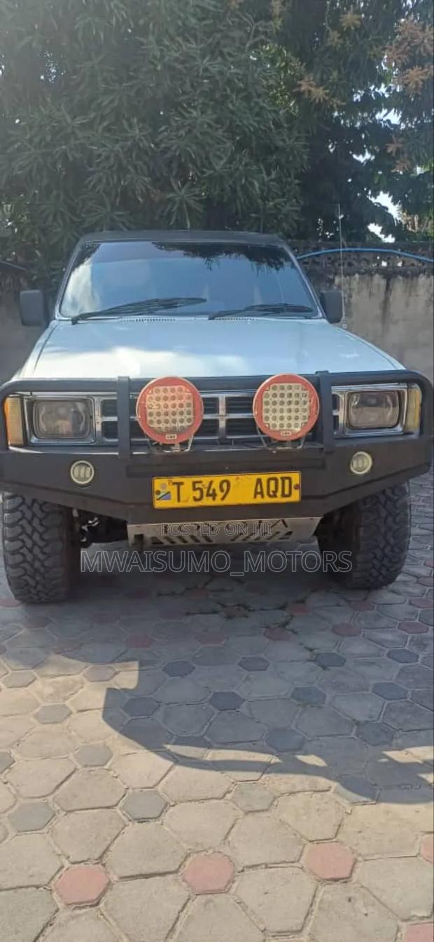 Toyota Hilux 1998 White