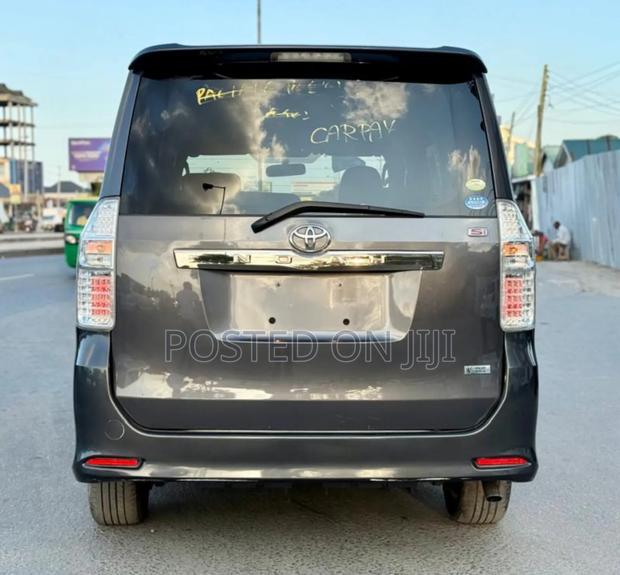 Toyota Noah 2007 Gray