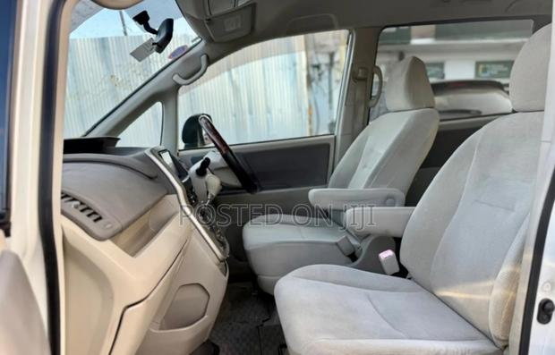 Toyota Noah 2009 White