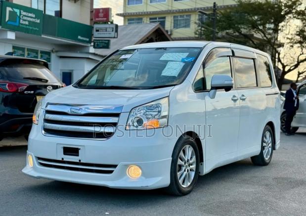 Toyota Noah 2009 White