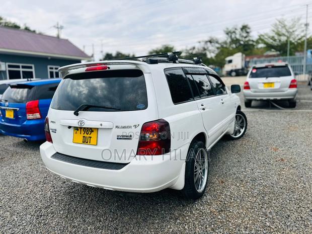 Toyota Kluger 2004 White