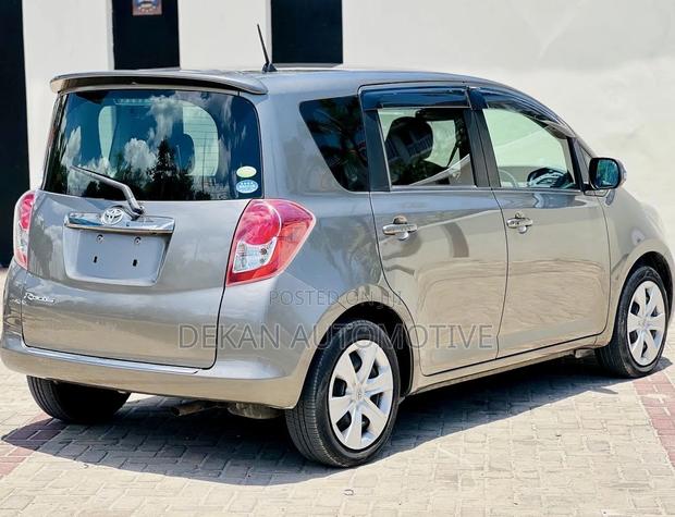 Toyota Ractis 1.5 FWD 2008 Gray