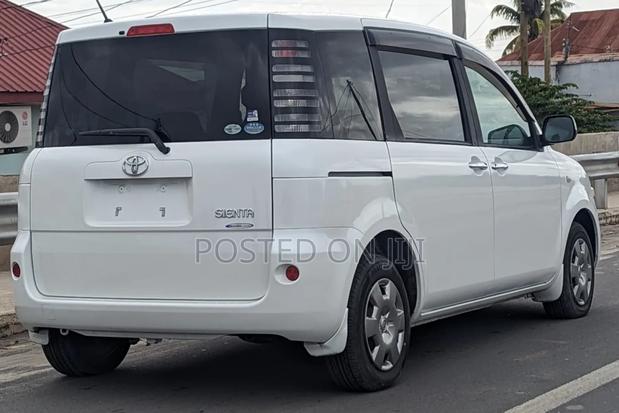 Toyota Sienta 2005 White