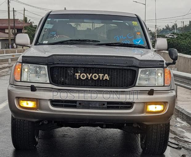 Toyota Land Cruiser 2000 White
