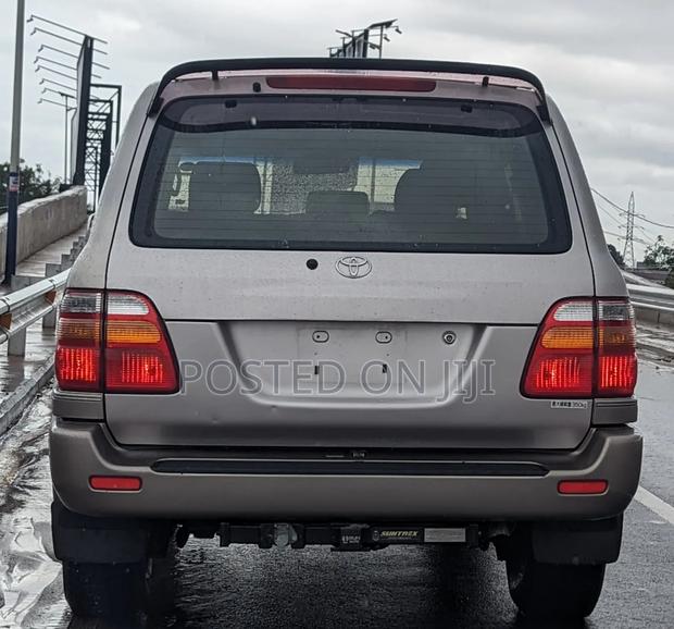 Toyota Land Cruiser 2000 White