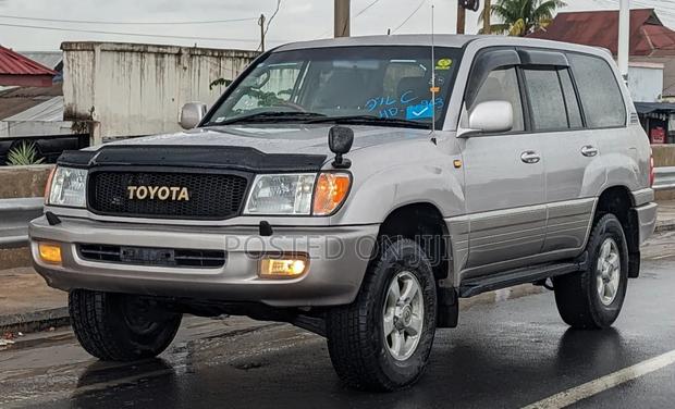 Toyota Land Cruiser 2000 White