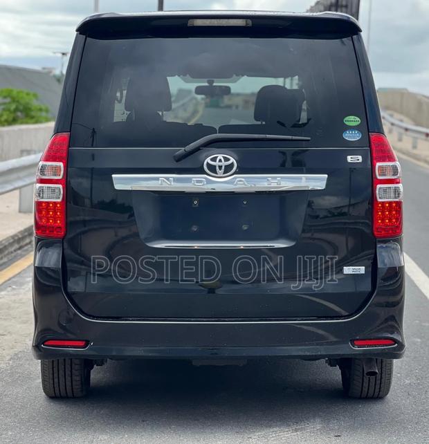 Toyota Noah 2012 Black