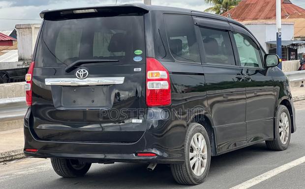 Toyota Noah 2012 Black