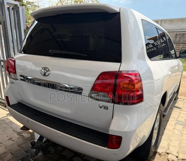 Toyota Land Cruiser 2015 White