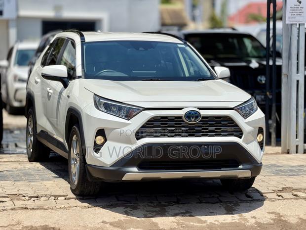 Toyota RAV4 LE AWD 2019 White