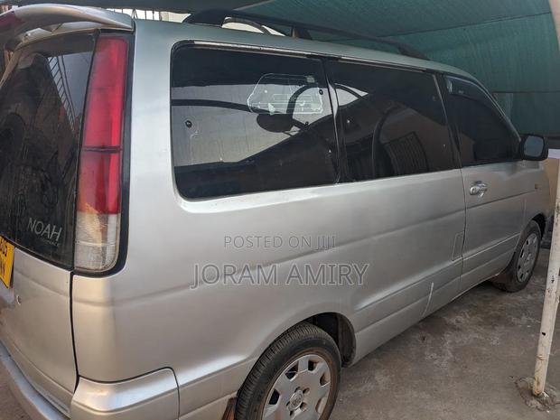 Toyota TownAce Noah 2001 Silver