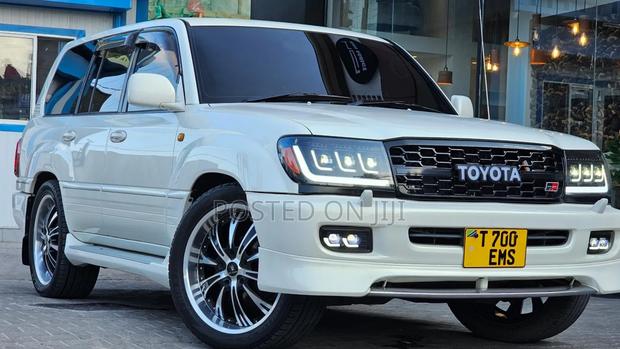 Toyota Land Cruiser 2004 White