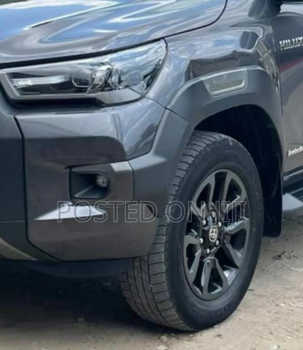 Toyota Hilux 2021 Gray